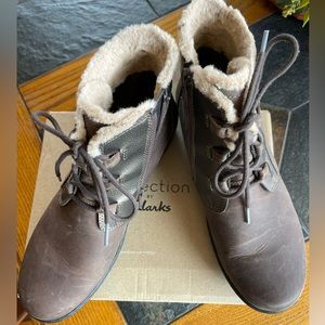 Clarks 6”chi colored fleece line ankle boot